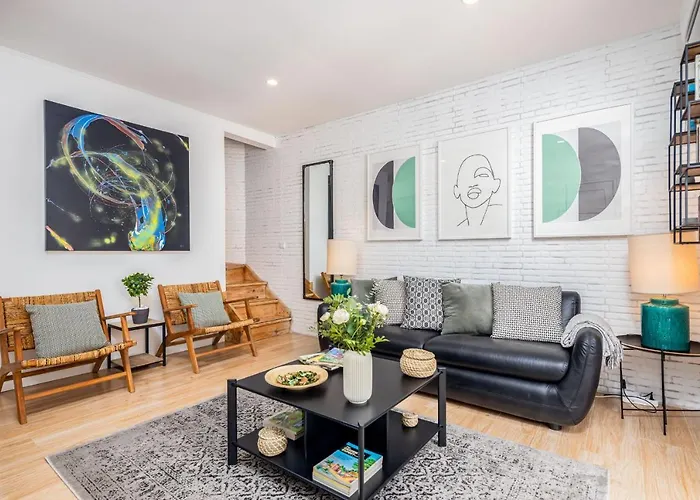 Lapa 3Bdr Duplex W/ Balcony By Lovelystay
