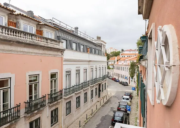 Lapa 3Bdr Duplex W/ Balcony By Lovelystay