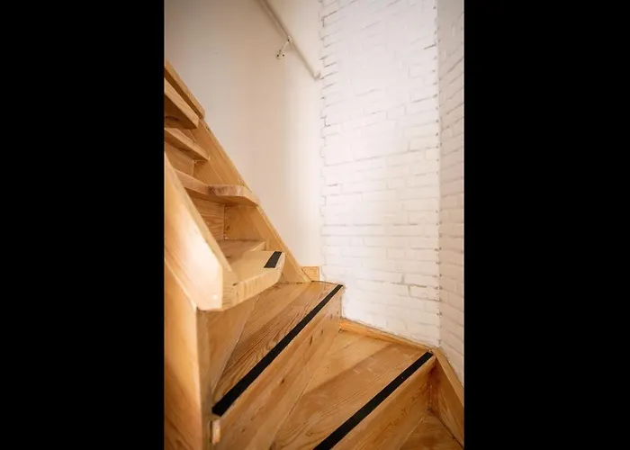 Lapa 3Bdr Duplex W/ Balcony By Lovelystay