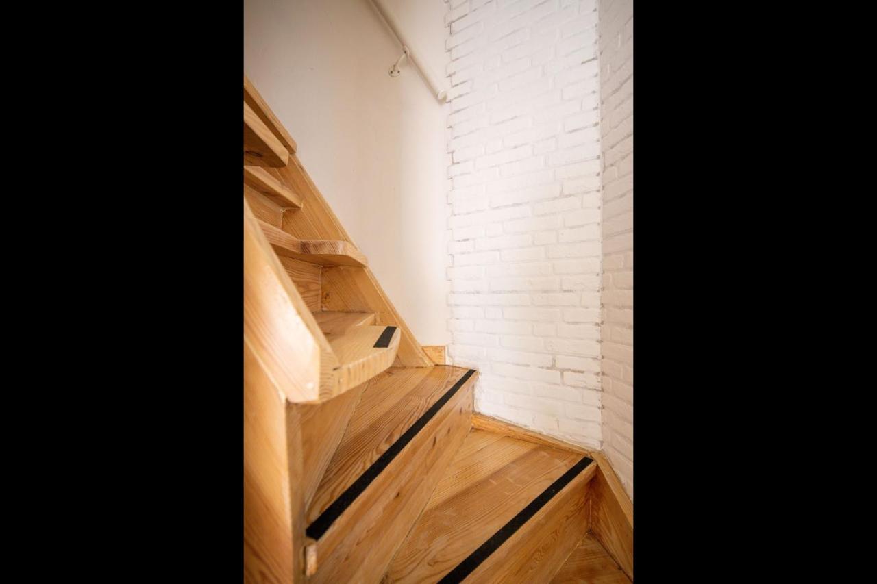 Lapa 3bdr Duplex W/ Balcony By Lovelystay *